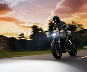 Motorcykel på vej udstyret med en H4 LED Osram Easy 12V motorcykelpære