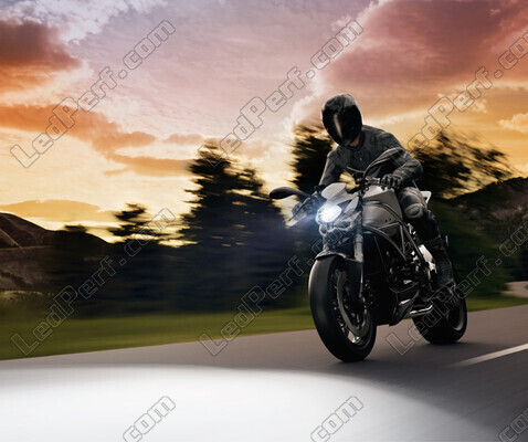 Motorcykel på vej udstyret med en H7 LED Osram Easy 12V motorcykelpære